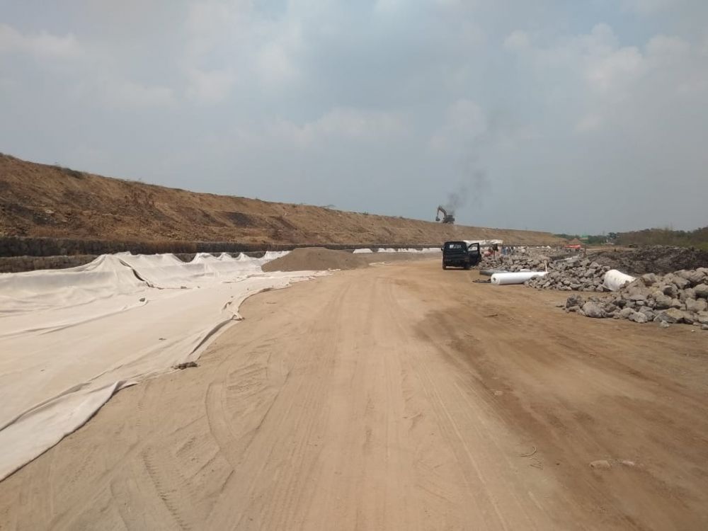 Proyek penguatan tanggul lumpur Lapindo di Porong, Sidoarjo.