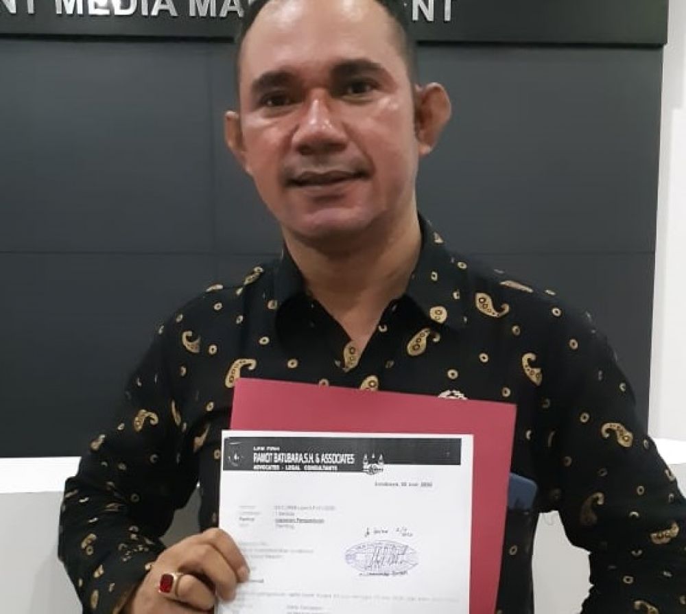 Advokat Ramot Batubara menunjukkan berkas saat melaporkan pihak Ray White ke  Polrestabes Surabaya. (FOTO HMP/HERI) 