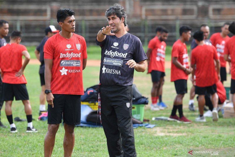 dok/Pesepak bola Bali United, Lerby Eliandry (kiri) mendapat pengarahan dari Pelatih Stefano Cugurra saat latihan ketahanan fisik di GOR Ngurah Rai, Denpasar, Bali, Rabu (8/1/2020). Klub Bali United melakukan latihan intensif menjelang laga tandang perdan