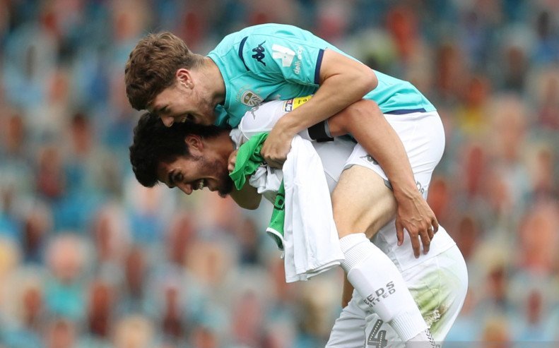 Pesepak bola Leeds United Pascal Struijk dan Jordan Stevens melakukan selebrasi setelah pertandingan melawan  Barnsley dalam laga ke-44 Championship Division, di Stadion Elland Road, Leeds, Inggris, Kamis (16/7/2020). 