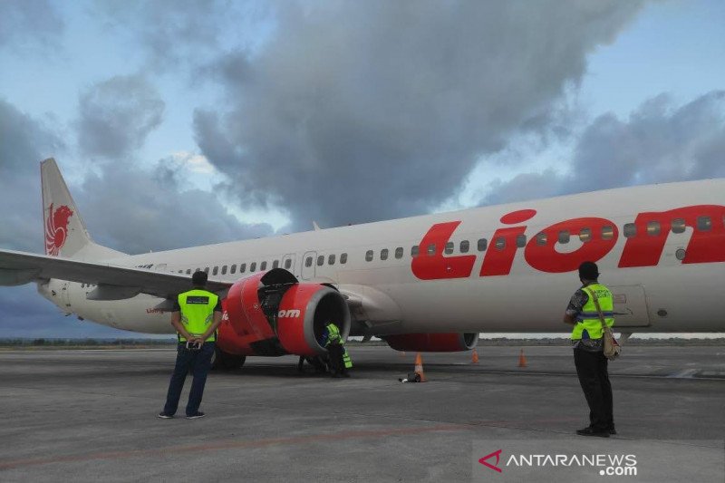 Pesawat Lion Air JT177 dengan nomor registrasi PK-LGZ rute Lombok-Surabaya mendarat darurat akibat mengalami kerusakan mesin, Selasa sore (29/9). 