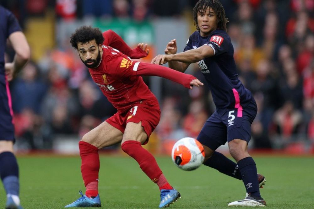 Penyerang Liverpool Mohamed Salah berebut bola dengan pemain Bournemouth Nathan Ake, pada pertandingan Liga Inggris, di Anfield, Liverpool, Inggris, Sabtu (7/3/2020).   Liverpool unggul 2 - 1 atas Bournemouth pada babak I. ANTARA FOTO/Reuters/Carl Recine 