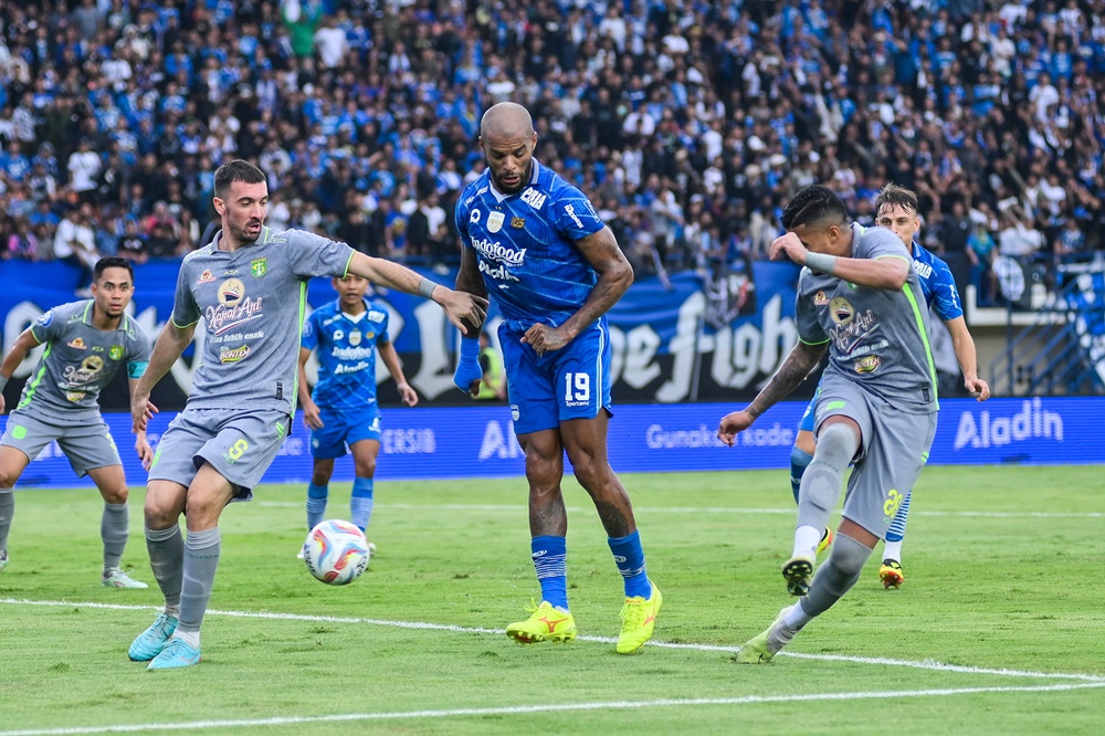 Persib Bandung menunjukkan performa mengesankan saat mengalahkan Persebaya Surabaya dengan skor 3-1 dalam pertandingan pekan ke-32 Liga 1 2023/24. 
