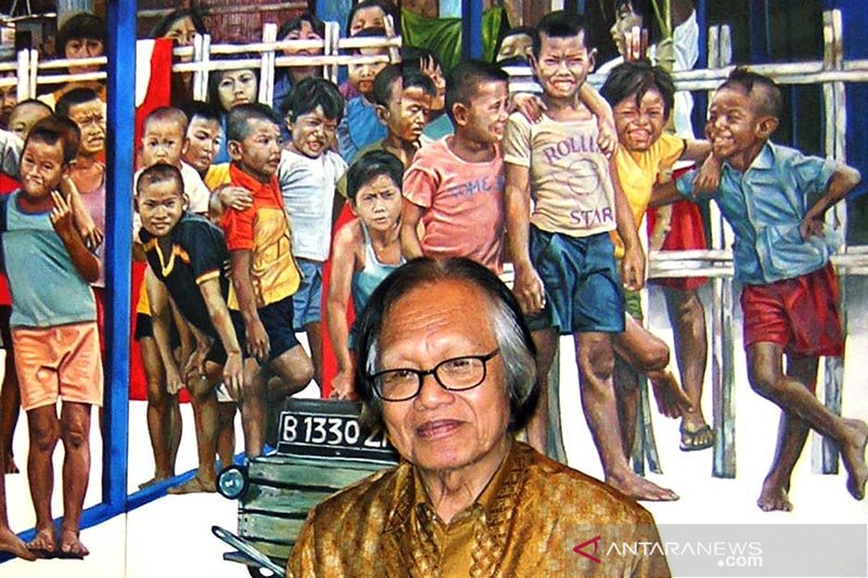Pemimpin harian umum "Kompas" Jacob Oetama berpose di depan sebuah lukisan yang berjudul "Anak-Anak Di Ibu Kota" karya Dede Eri Supria saat membuka Pameran Lukisan Koleksi Bentara Budaya, di Bentara Budaya, Jakarta, Kamis malam (5/8/2004). Dalam acara ter