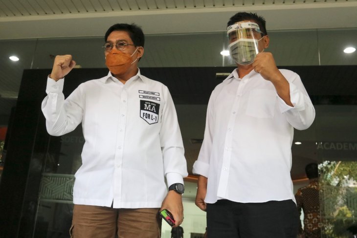 Machfud Arifin dan Mujiaman menjalani  swab test kedua di Graha Amerta RSU dr. Soetomo Surabaya, Kamis (17/9). FOTO : ANTARA 
