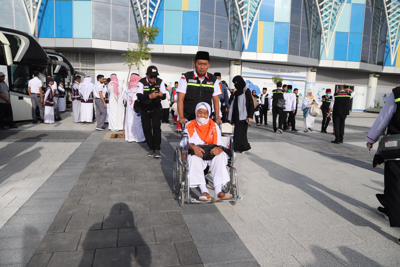 kloter pertama jemaah haji Indonesia hari ini mendarat di Bandara Amir Muhammad bin Abdul Aziz Madinah. Sebanyak 390 jemaah asal DKI Jakarta, tiba di Kota Nabawi pada sekitar pukul 06.30 waktu Arab Saudi.