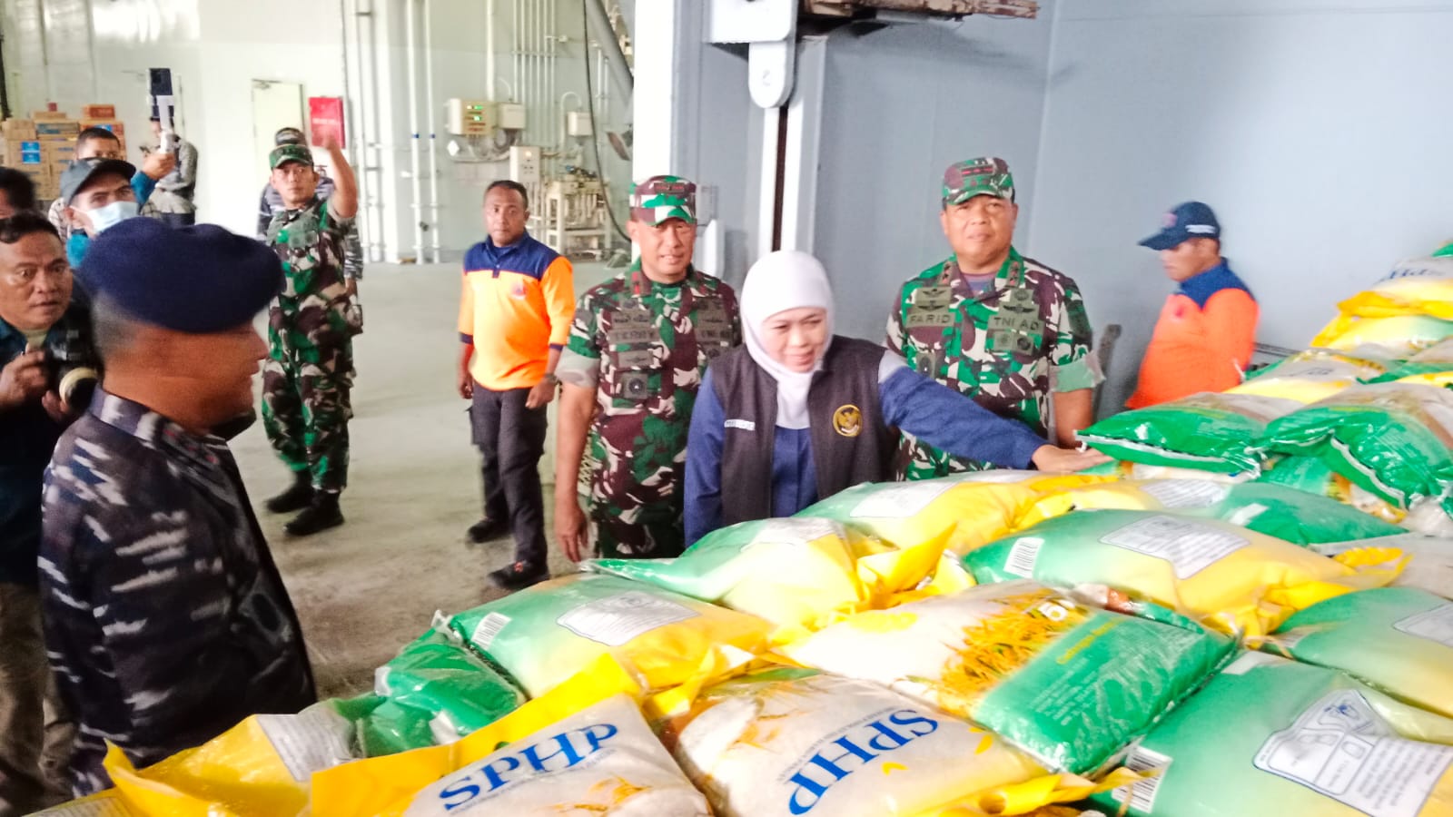 Gubernur Khofifah bersama Pangdam V/Brawijaya Mayjen TNI Mayjen TNI Farid Makruf dan Pangkoarmada II Laksda TNI Maman Firmansyah melepas pemberangkatan bantuan pangan yang dibawa dengan menggunakan KRI dr Soeharso, Sabtu (4/3) SORE