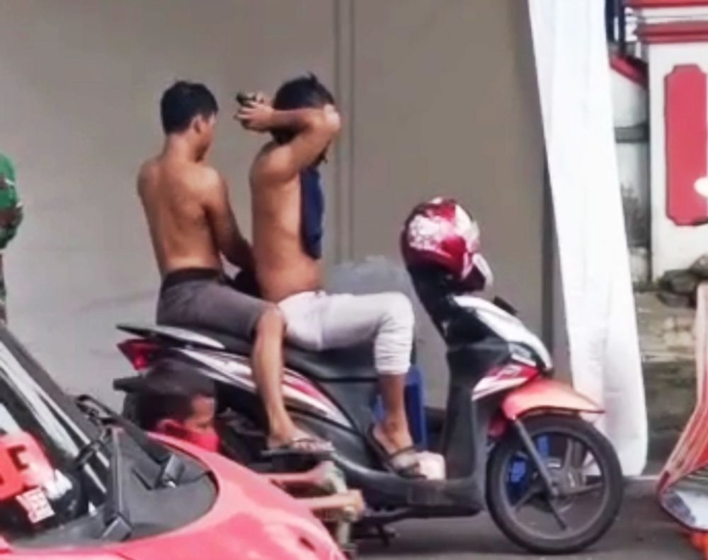 Ada-ada saja. Tidak ada masker baju pun jadi. 