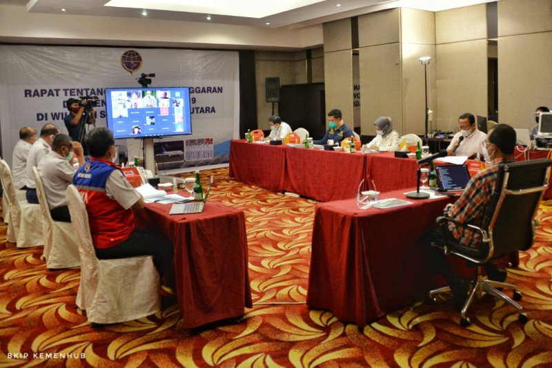 Menteri Perhubungan Budi Karya Sumadi (kanan) saat memimpin rapat Kunjungan Kerja dalam rangka peninjauan sarana dan prasarana transportasi di Provinsi Sumatera Utara. Rapat ini diselenggarakan di Grand City Hotel, Medan, Sabtu malam (7/11). ANTARA/HO-Kem