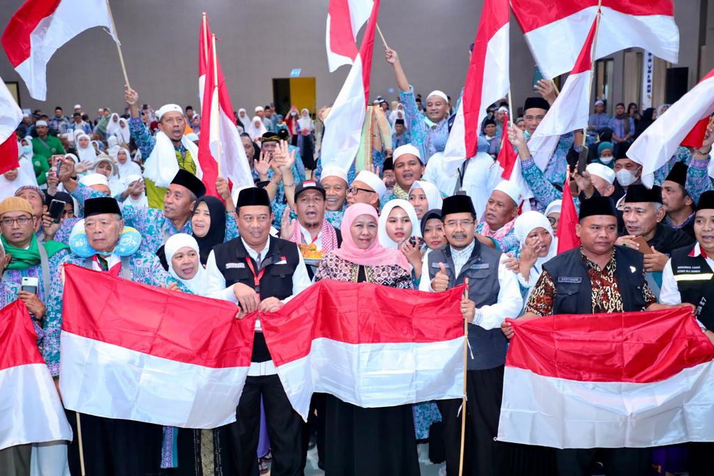 Gubernur Jawa Timur Khofifah Indar Parawansa menyambut kedatangan Jamaah Haji Indonesia Embarkasi Surabaya Kloter 87 di Gedung Muzdalifah Asrama Haji Surabaya, Jumat (4/8) sore.