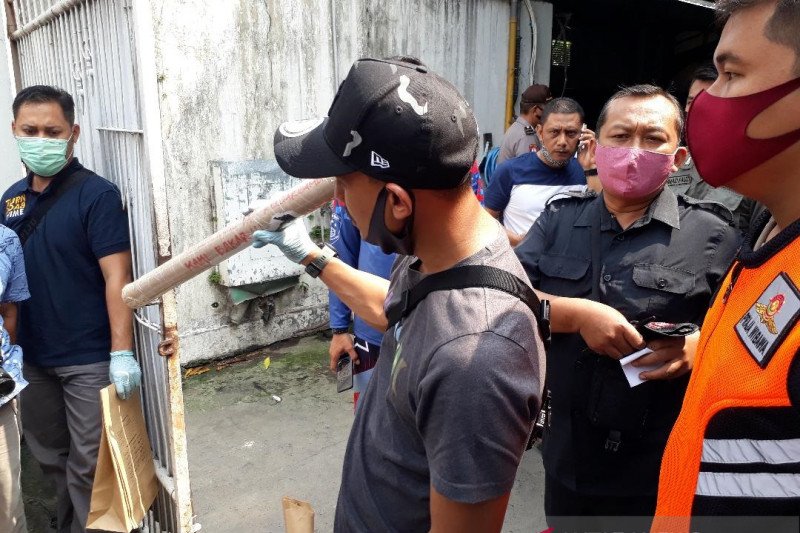 Polisi menunjukkan bekas gulungan kembang api yang dilempar ke garasi mobil di rumah Bupati Kediri Haryanti Sutrisno, di Jalan Soekarno Hatta, Kabupaten Kediri, Jawa Timur, Minggu (16/8/2020). ANTARA

