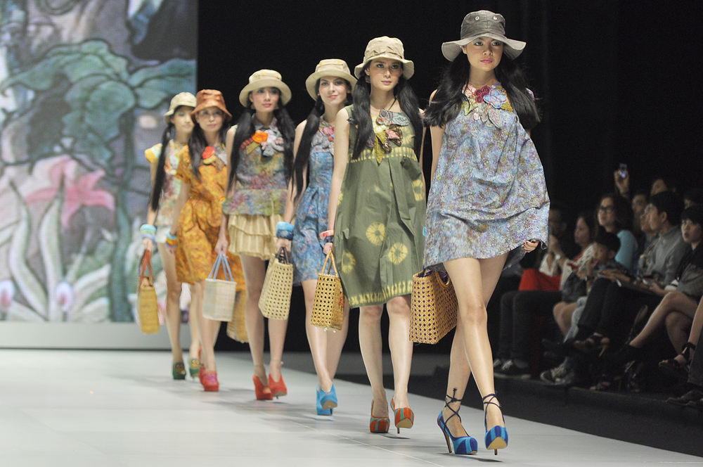 Fesyen (fashion) termasuk salah satu subsektor ekonomi kreatif unggulan. Terlebih lagi, subsektor fesyen diisi dengan generasi muda kreatif dan inovatif yang berperan penting dalam mendukung perkembangan tren fesyen 2023. 