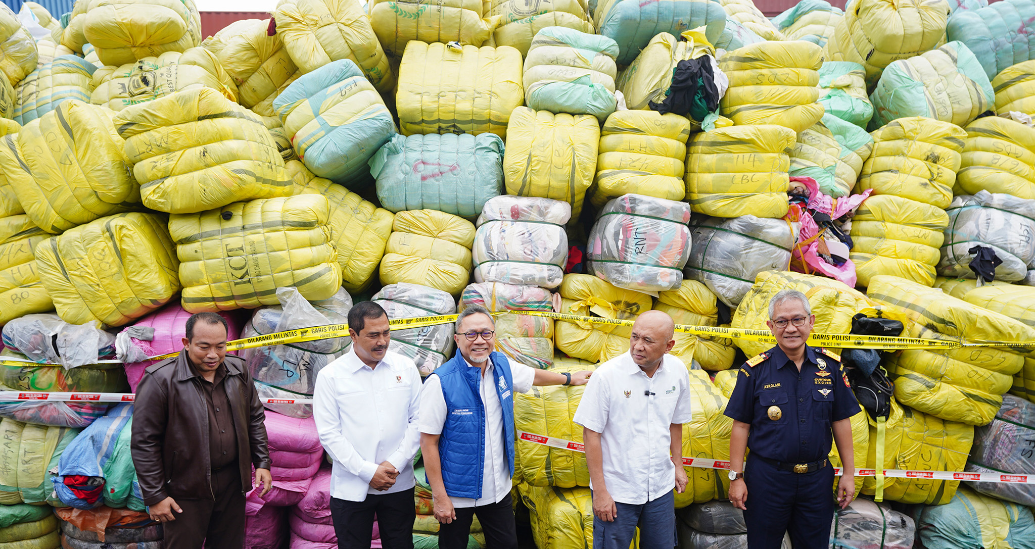 Menteri Perdagangan, Zulkifli Hasan bersama Menteri Koperasi dan UKM, Teten Masduki saat melakukan pemusnahan barang bukti berupa pakaian bekas ilegal sebanyak 7.363 bal dengan nilai Rp80 miliar di Cikarang, Jawa Barat, Selasa (28/3/2023).

