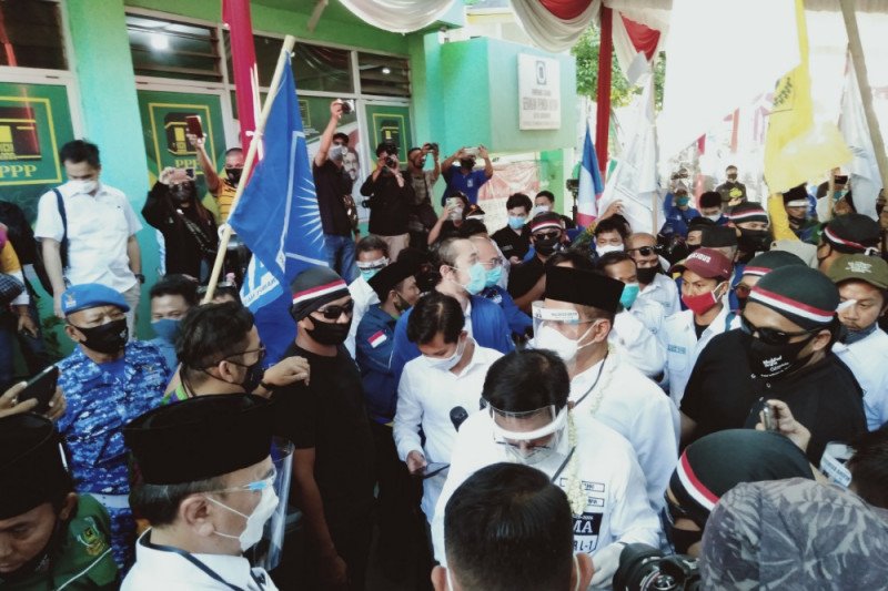 Ratusan pendukung mengawal pasangan bakal Calon Wali Kota dan Wakil Wali Kota Surabaya, Machfud Arifin dan Mujiaman Sukirno  mendaftarkan diri sebagai peserta pilkada 2020 ke kantor Komisi Pemilihan Umum (KPU) Surabaya, Minggu (6/8/2020) sore.