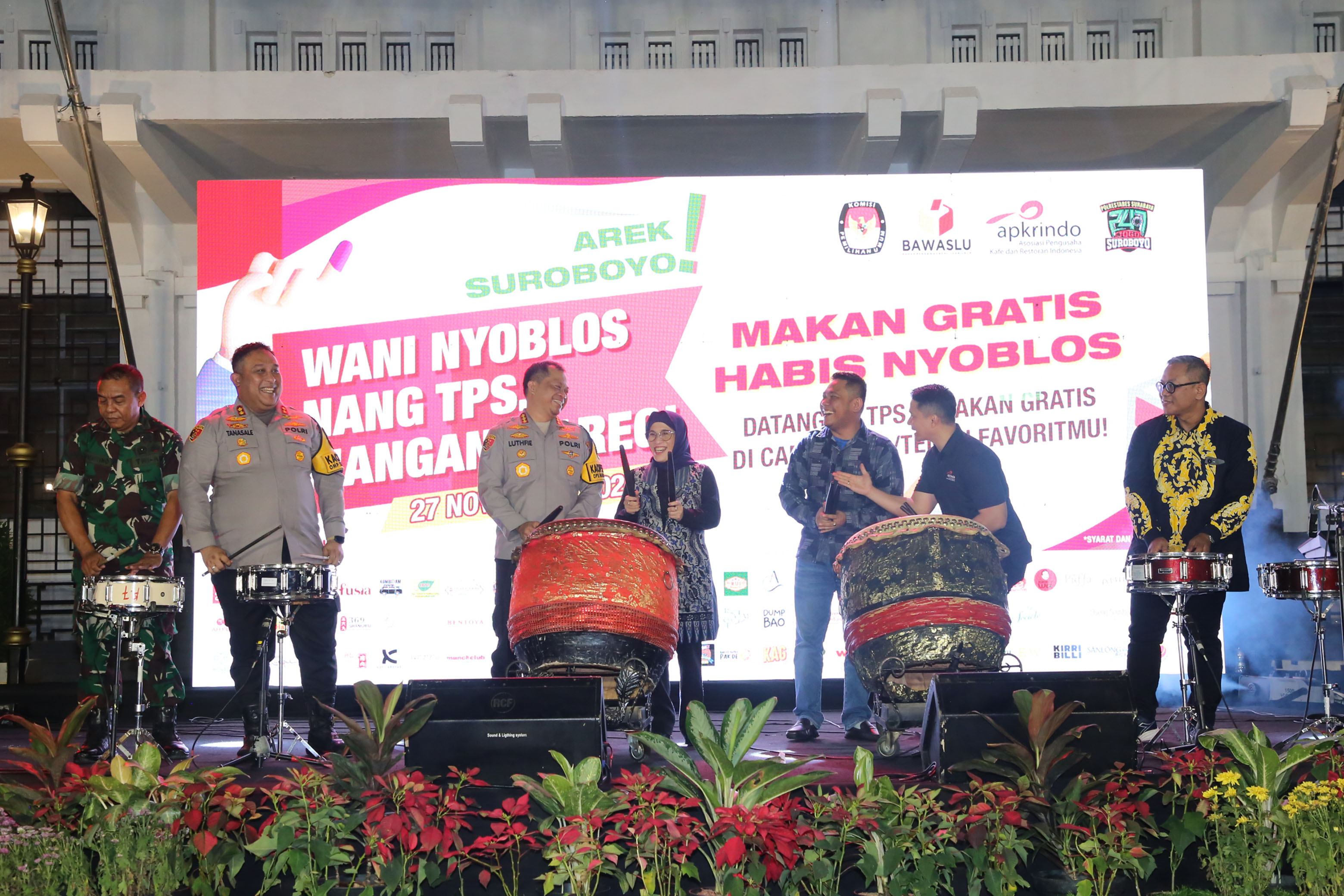 Inisiatif bertajuk "Wani Nyoblos Nang TPS, Mangan Wareg" ini digagas oleh Apkrindo Surabaya bersama KPU dan Bawaslu Kota Surabaya.