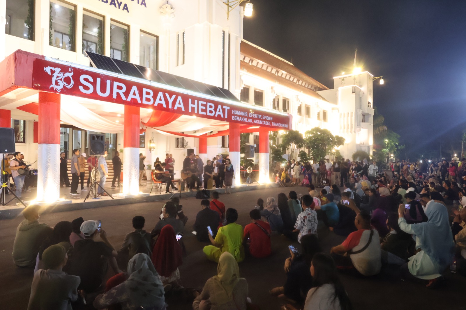 Suasana Taman Surya, halaman Balai Kota Surabaya, tampak berbeda pada Sabtu 31 Desember 2023