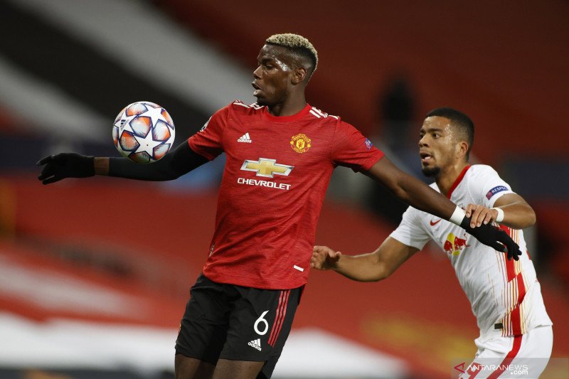 dok/Pesepak bola Manchester United Paul Pogba (kiri) berebut bola dengan pesepak bola RB Leipzig Benjamin Henrichs (kanan) dalam laga Group H Liga Champions, di Stadion Old Trafford, Manchester, Inggris, Rabu (28/10/2020). ANTARA FOTO/Reuters-Phil Noble/h