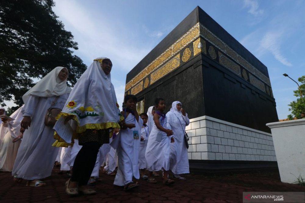 Sejumlah siswa Taman Kanak-Kanak mengikuti manasik haji di Surabaya, Jawa Timur, Sabtu (15/2/2020). Kegiatan itu untuk mengenalkan tata cara melaksanakan ibadah haji sejak usia dini. ANTARA FOTO/Didik Suhartono/wsj.

