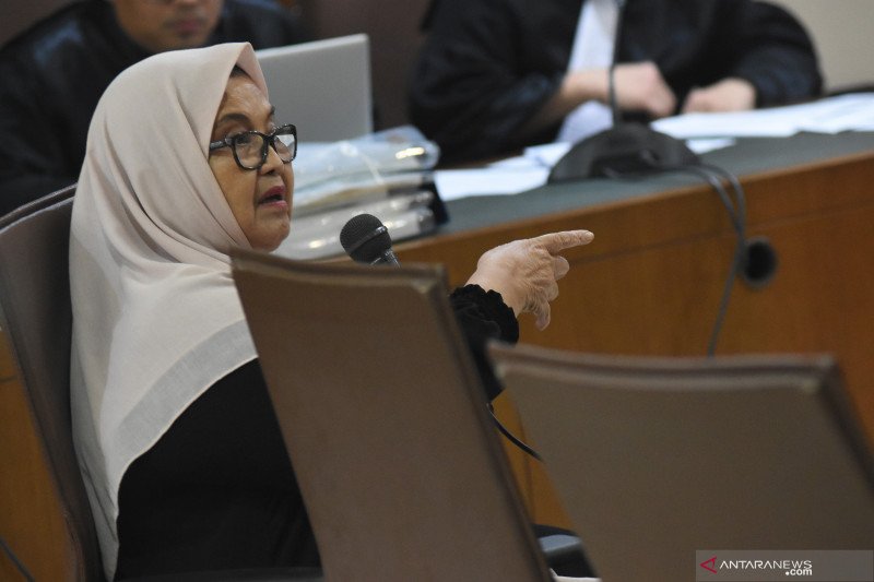 Mantan Menteri Kesehatan Siti Fadilah Supari bersaksi untuk terdakwa Freddy Lumban Tobing pada sidang kasus korupsi pengadaan regent dan consumable penanganan virus flu burung di Kementerian Kesehatan di Pengadilan Tipikor, Jakarta, Kamis (24/10/2019). AN