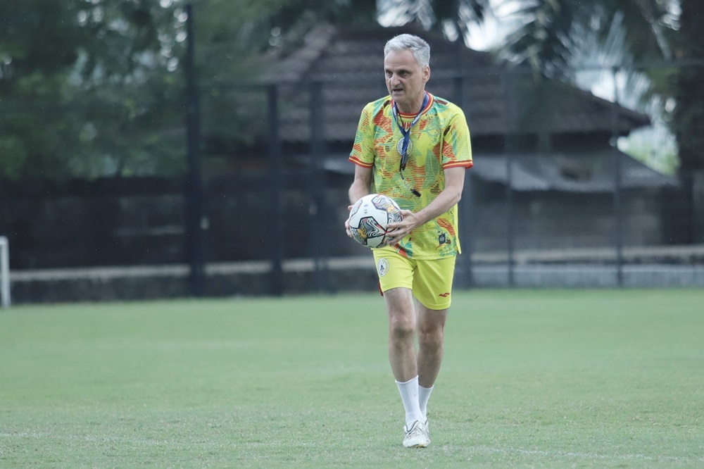  Pelatih PSS, Marian Mihail