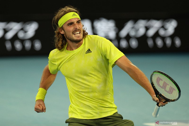 Petenis Yunani Stefanos Tsitsipas mengepalkan tangannya seraya berteriak saat ia melakukan selebrasi merayakan kemenangannya atas petenis Australia Thanasi Kokkinakis dalam laga putaran kedua Turnamen Tenis Australia Terbuka, di  Melbourne Park, Melbourne