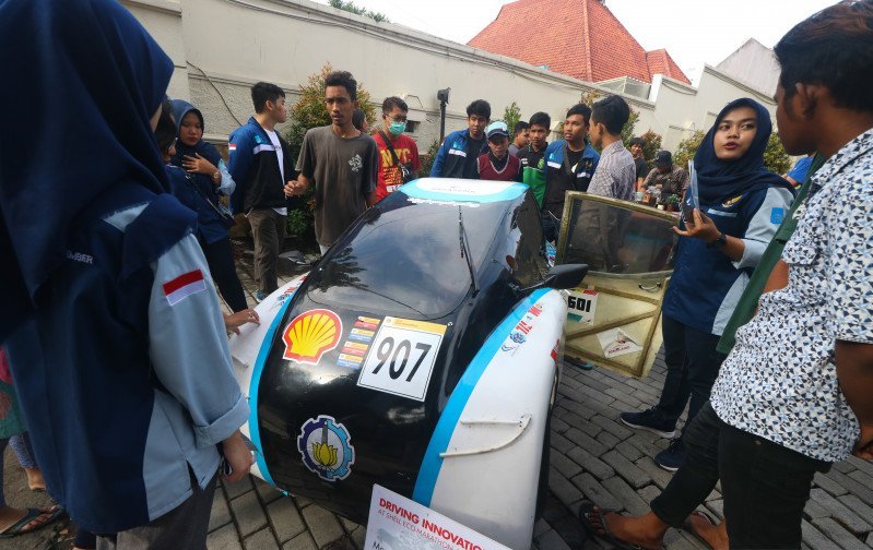 Warga mengamati purwarupa mobil Antasena FCH 2.0 yang dipamerkan saat hari bebas kendaraan bermotor di Jalan Darmo, Surabaya, Jawa Timur, Minggu (23/2/2020). Kegiatan itu untuk mengenalkanpurwarupa mobil berbahan bakar hidrogen karya mahasiswa Institut Te