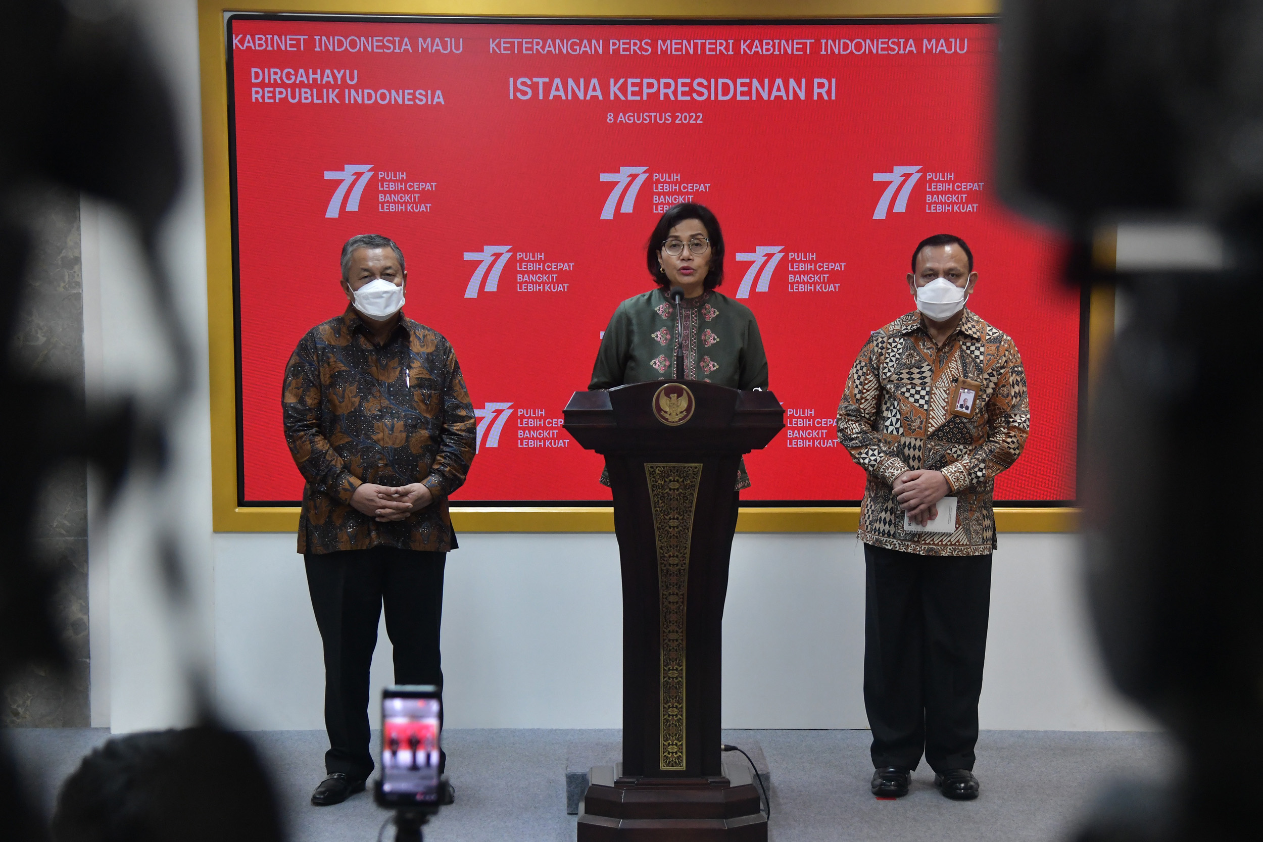 Menkeu Sri Mulyani didampingi Gubernur Bank Indonesia Perry Warjiyo dan Ketua Komisi Pemberantasan Korupsi Firli Bahuri memberikan keterangan pers usai SKP tentang Nota Keuangan dan RAPBN Tahun 2023, di Kantor Presiden, Jakarta, Kamis (08/08/2022). (Foto: