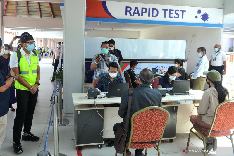Dalam kesempatan itu, Menparekraf mengamati secara langsung penerapan protokol kesehatan CHSE atau Cleanliness (Kebersihan), Health (Kesehatan), Safety (Keamanan) dan Environmental Sustainability (Keberlangsungan Lingkungan) di Bandara Ngurah Rai. ANT