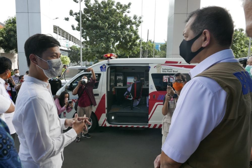 Ketua GTPPC19 Doni Monardo tinjau mobil laboratorium yang dikirim ke Jawa Timur (Foto: ist)