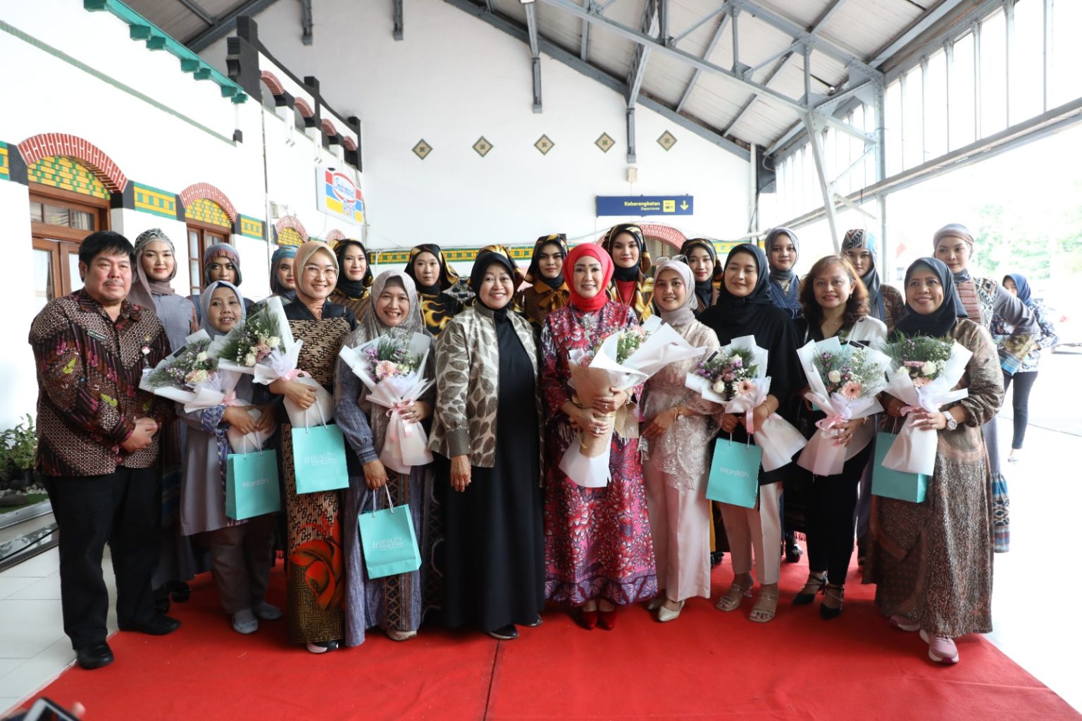Puluhan pasang mata lekat menatap lenggak-lenggok model memeragakan modest fashion  di peron Stasiun Tawang semarang