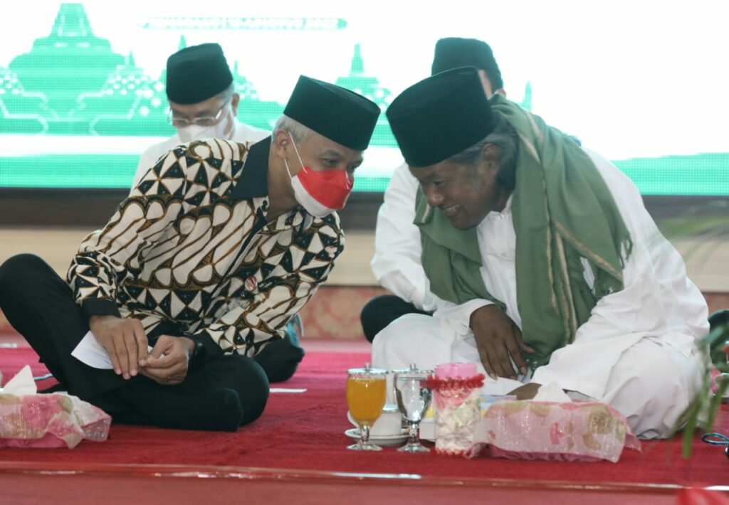 Gubernur Jawa Tengah  Ganjar Pranowo dan Gus Muwafiq saat tausyiah dalam acara Pengajian Peringatan Muharrom 1444H/2022, di Grhadhika Bhakti Praja, Jumat (19/8/2022).