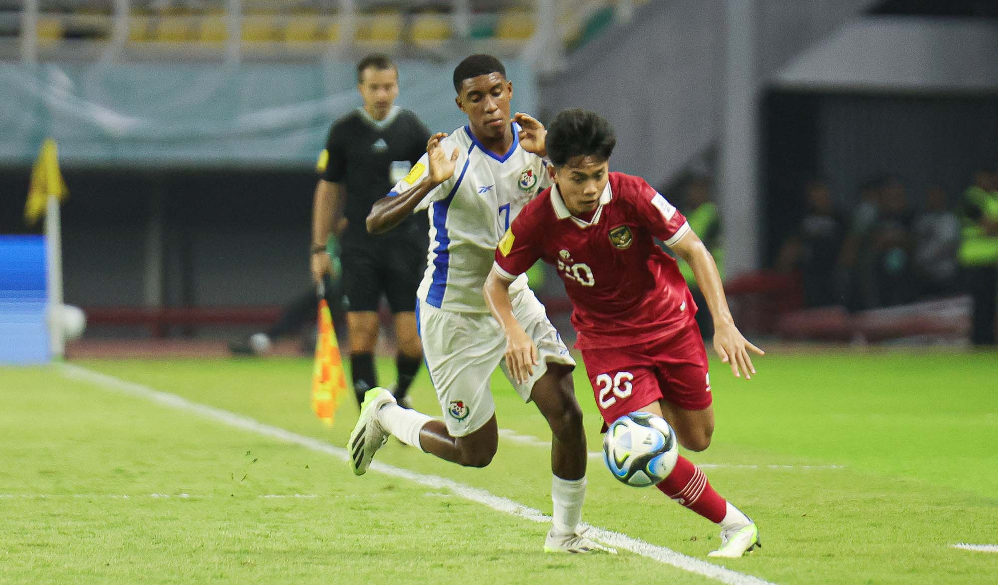 Timnas Indonesia U-17 kembali meraih hasil positif di Piala Dunia U-17 2023. Iqbal Gwijangge dkk bermain imbang 1-1 kontra Panama dalam laga kedua Grup A di Stadion Gelora Bung Tomo, Surabaya, Senin (13/11/2023) malam.

