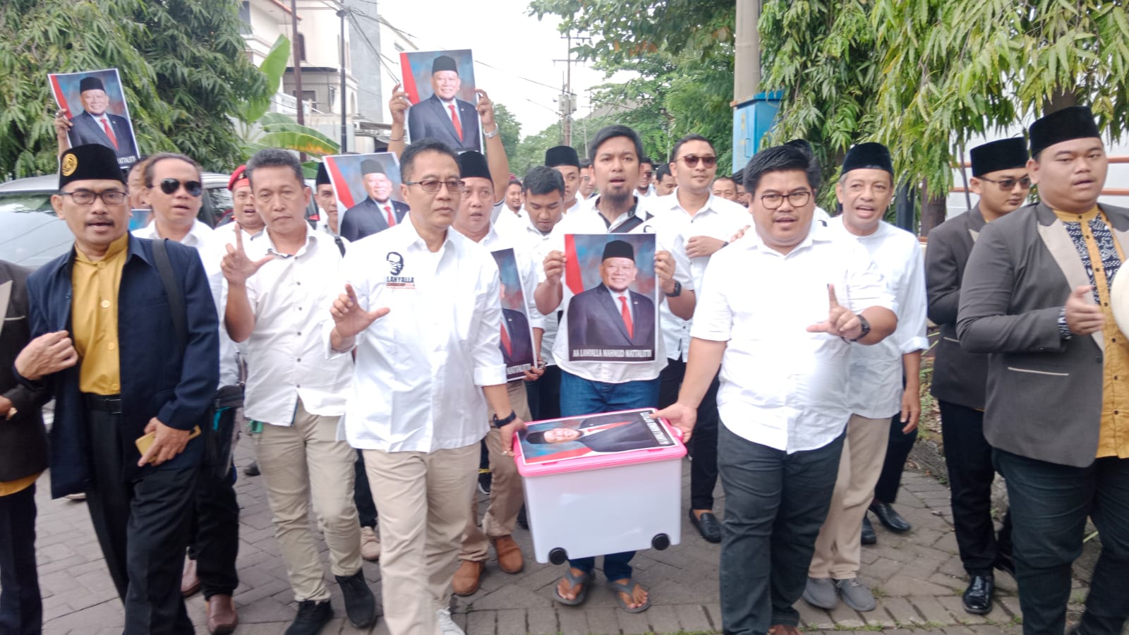 Para pendukung AA LaNyalla Mahmud Mattalitti untuk  maju  sebagai Anggota Dewan Perwakilan Daerah (DPD) Republik Indonesia dari Jawa Timur saat memberikan dukungan di Kantor KPU Jatim, Surabaya, Kamis (29/12). 
