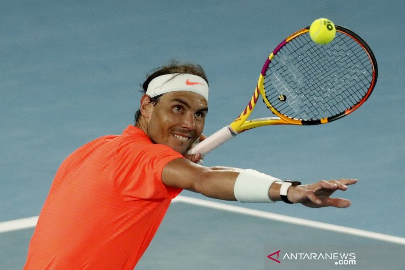Petenis Spanyol Rafael Nadal melakukan selebrasi setelah berhasil mengalahkan lawannya petenis Amerika Serikat Michael Mmoh dalam laga putaran kedua Turnamen Tenis Australia Terbuka, di Melbourne Park, Melbourne, Australia, Kamis (11/2/2021). Nadal menang