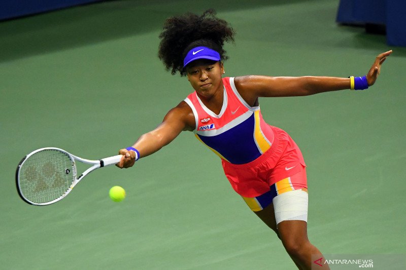 Petenis Jepang Naomi Osaka mengembalikan bola ke arah lawannya petenis Estonia Anett Kontaveit dalam laga babak 16 besar Turnamen Tenis US Open, di USTA Billie Jean King National Tennis Center, Flushing Meadows, New York, Amerika Serikat, Minggu (6/9/2020