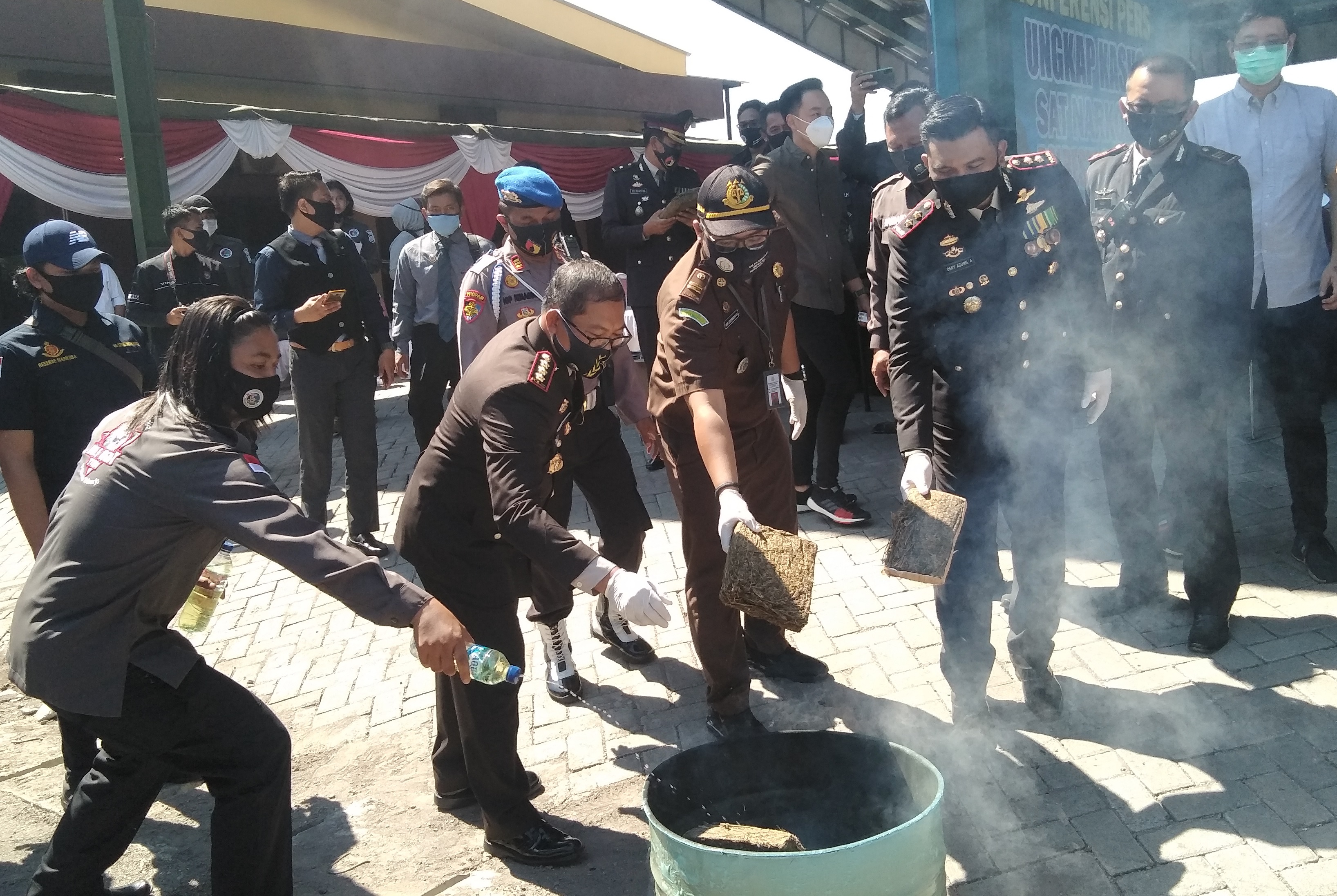 Satresnarkoba Polresta Sidoarjo musnahkan barang bukti (Foto: HMP/Muklis)