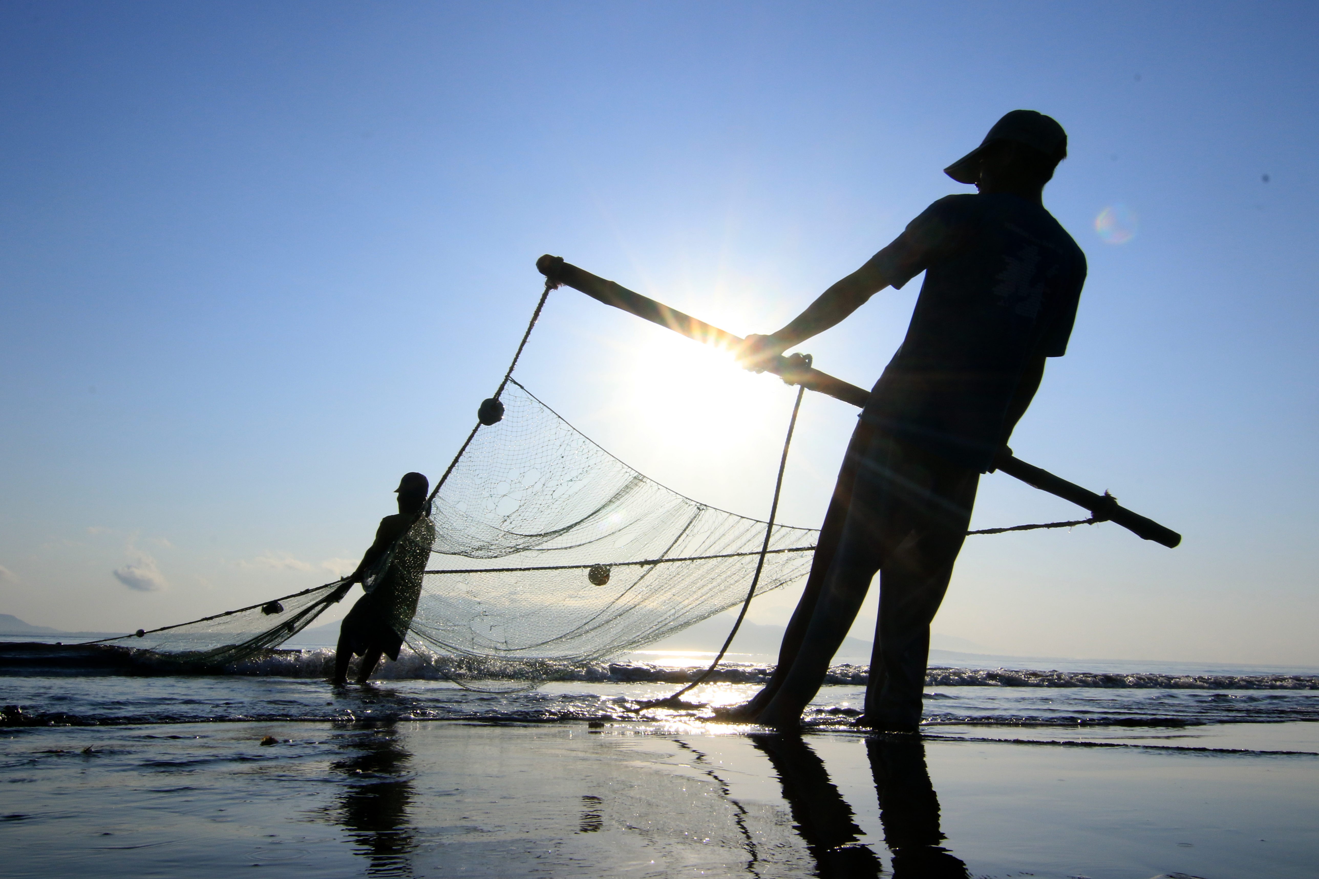 Nelayan menangkap ikan menggunakan jaring tarik pantai di Pulau Santen, Banyuwangi, Jawa Timur, Senin (2/10/2023). Jaring tarik merupakan salah satu dari 10 kelompok Alat Penangkap Ikan (API) yang diperbolehkan digunakan nelayan Indonesia berdasarkan Pera