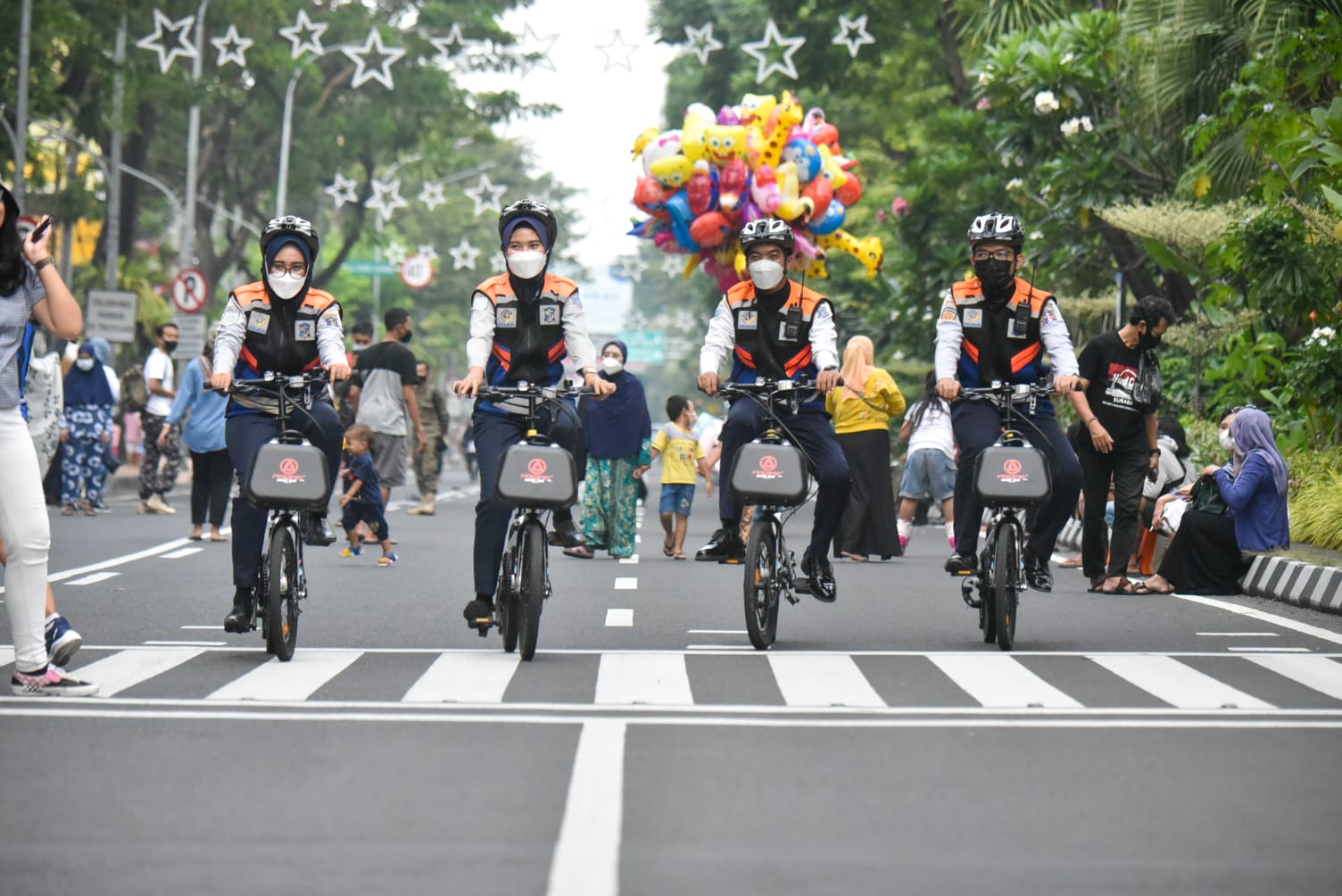 na Car Free Day (CFD) Jalan Tunjungan dan Jalan Raya Darmo pada Minggu (10/4/2022) sore, disambut antusias oleh warga Surabaya.