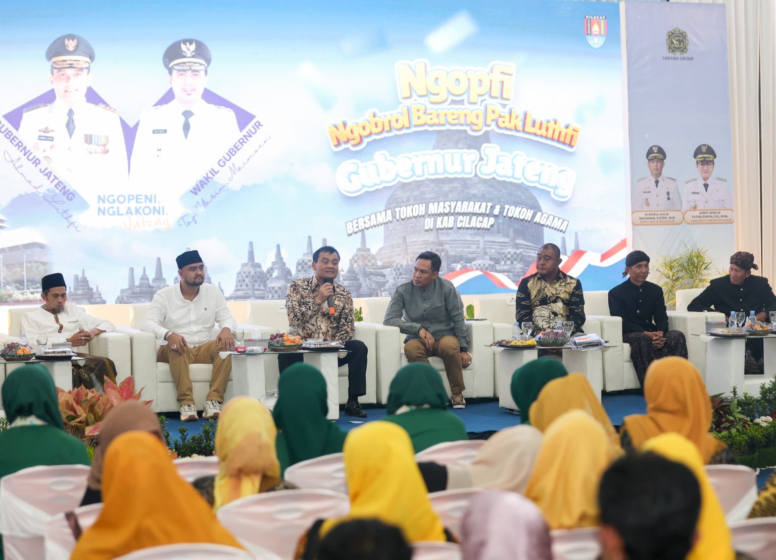 Gubernur Jawa Tengah, Ahmad Luthfi saat menghadiri acara Ngopi Bareng Pak Luthfi (Ngopfi) di Garasi Alat Berat PT Elcander Duta Sarana (EDS), Desa Karangkandri, Kecamatan Kesugihan, Kabupaten Cilacap, pada Rabu (12/3/2025)
