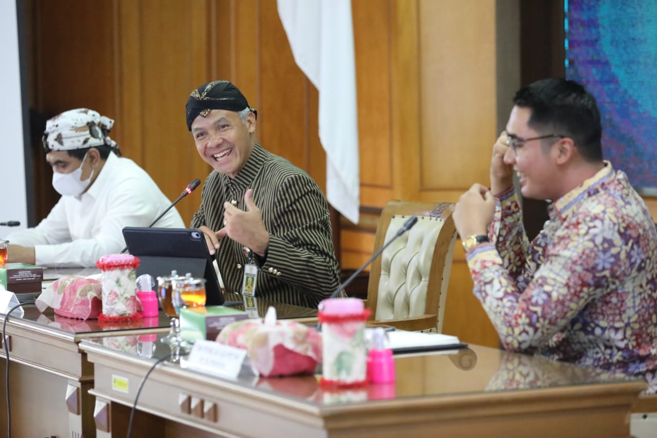 Gubernur Ganjar Pranowo saat menerima Staf Khusus Menteri Investasi/Kepala BKPM Bidang Peningkatan Pengusaha Nasional M Pradana Indraputra, sewaktu melakukan uji petik kinerja PTSP dan percepatan pelaksanaan berusaha, di Kantor Dinas Penanaman Modal Pelay