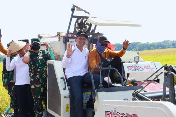 Bupati dan Wakil Bupati Bojonegoro Ikuti Panen Raya Padi di Sukorejo, Sampaikan Program Penyediaan Air untuk Atasi Kekeringan


Bojonegorokab.go.id - Bupati Bojonegoro Setyo Wahono dan Wakil Bupati Nurul Azizah mengikuti kegiatan panen raya padi di Des
