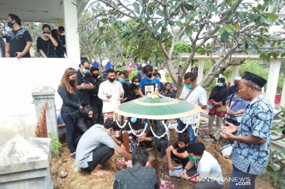 Suasana pemakaman Djuwarti, Ibunda Nunung.