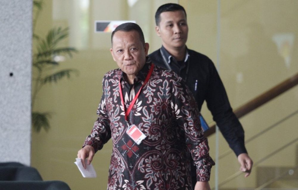 Mantan Sekretaris Mahkamah Agung Nurhadi Abdurrachman (kiri) berjalan memasuki Gedung KPK untuk menjalani pemeriksaan di Jakarta, Selasa (6/11/2018). Nurhadi Abdurrachman, diperiksa sebagai saksi untuk tersangka mantan petinggi Lippo Group Eddy Sindoro, d