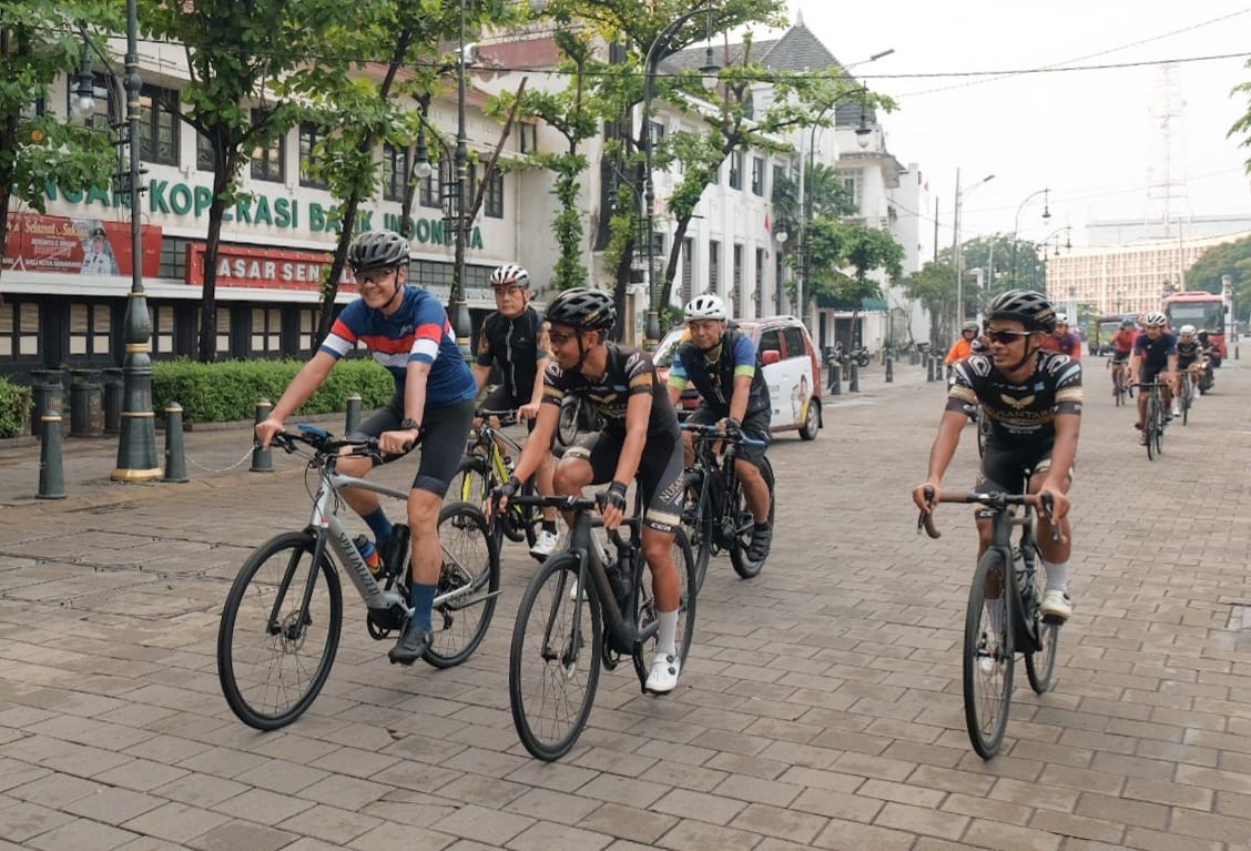 elasan atlet sepeda dari Nusantara Cycling Team diajak Gubernur Jawa Tengah Ganjar Pranowo gowes keliling Kota Semarang, Jumat (17/2/2023)