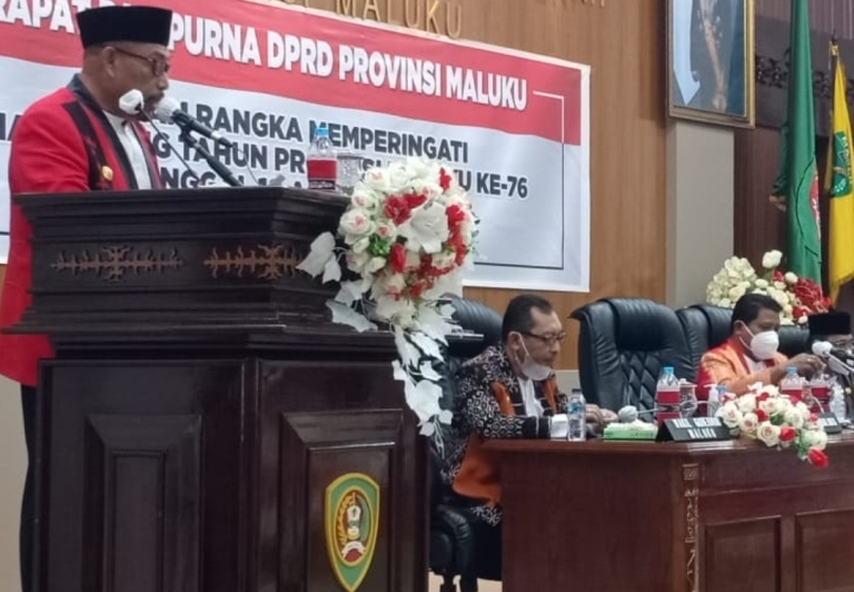 Gubernur Maluku memberikan sambutan di rapat paripurna. HMP/BOY