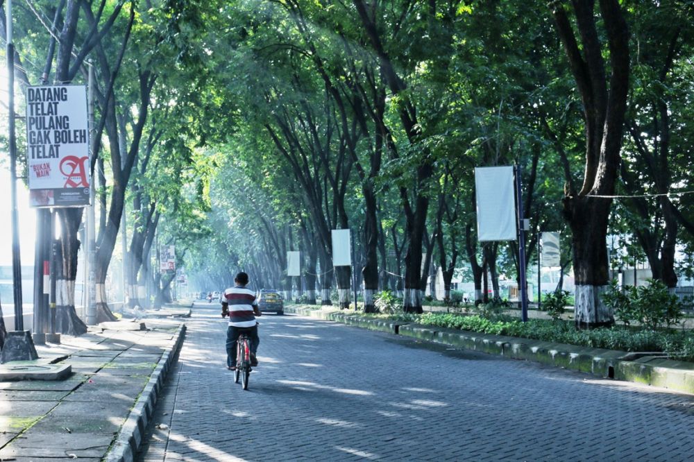 HIJAU: Kawasan Rungkut Industri terlihat sejuk dan asri.  Berkurangnya aktifitas perdagangan dan belajar di rumah membuat kualitas udara Surabaya membaik. Zulfikar Firdaus/HMP.