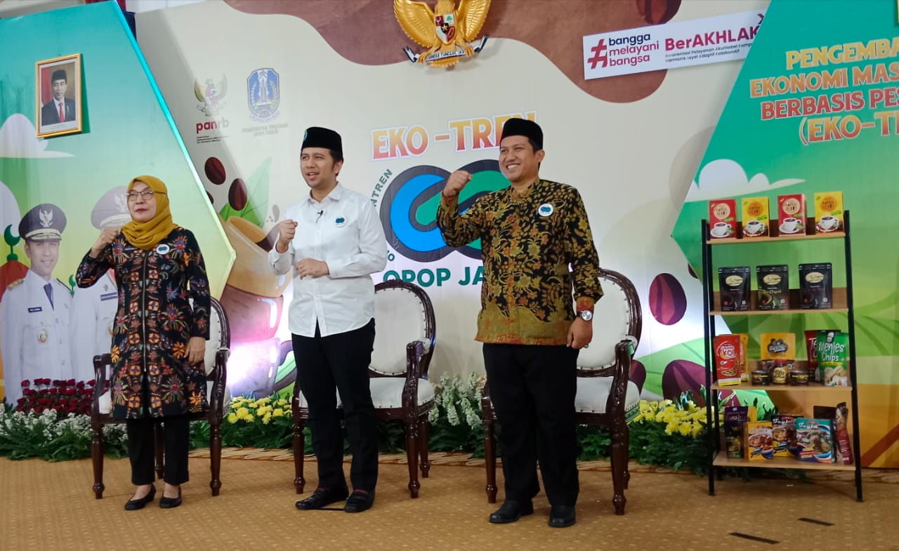 Plt. Gubernur Jawa Timur, Emil Elestianto Dardak didampingi Kepala Diskop-UKM Jatim, Andromeda Qomariah secara daring menghadiri Seminar Nasional "Menjadikan Koperasi sebagai Holding Company bagi Usaha Kreatif dan Digital", Selasa (5/7/2022).
