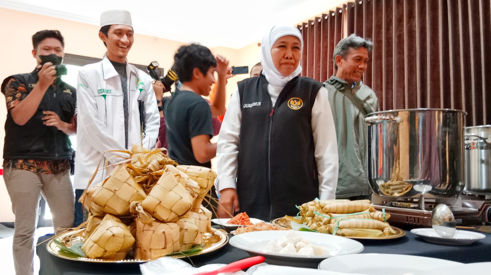 Gubernur Khofifah Ajak Penyintas dari Sudan Sarapan Ketupat Opor