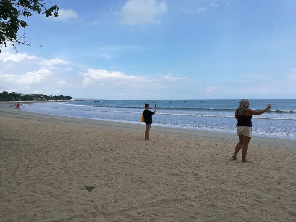 SEPI: Hanya satu-dua wisatawan yang datang mengunjungi pantai Kuta. HMP/ide