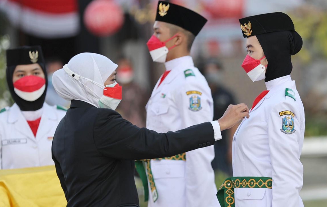 Gubernur Jatim Khofifah Indar Parawansa mengukuhkan  anggota Paskibraka Provinsi  Jatim yang berasal dari Perwakilan Kabupaten/kota se  -  Jawa Timur di halaman Gedung Negara Grahadi, Surabaya Minggu (15/8). 